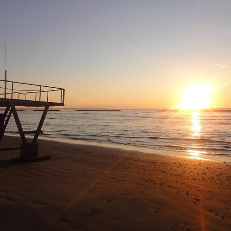 Frixos Suites Hotel Apartments Larnaca Dış mekan fotoğraf