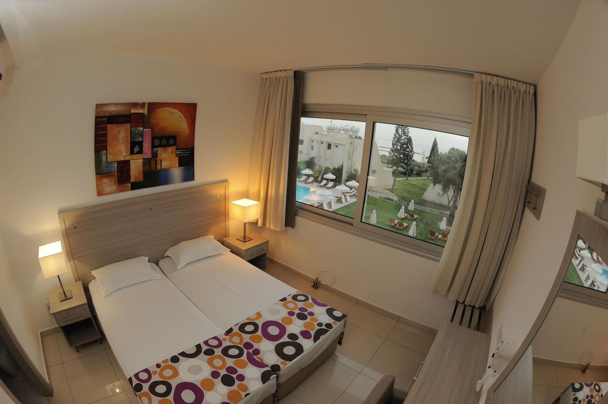 Frixos Suites Hotel Apartments Larnaca Dış mekan fotoğraf
