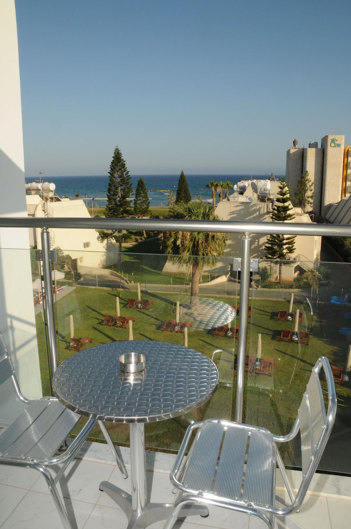 Frixos Suites Hotel Apartments Larnaca Dış mekan fotoğraf