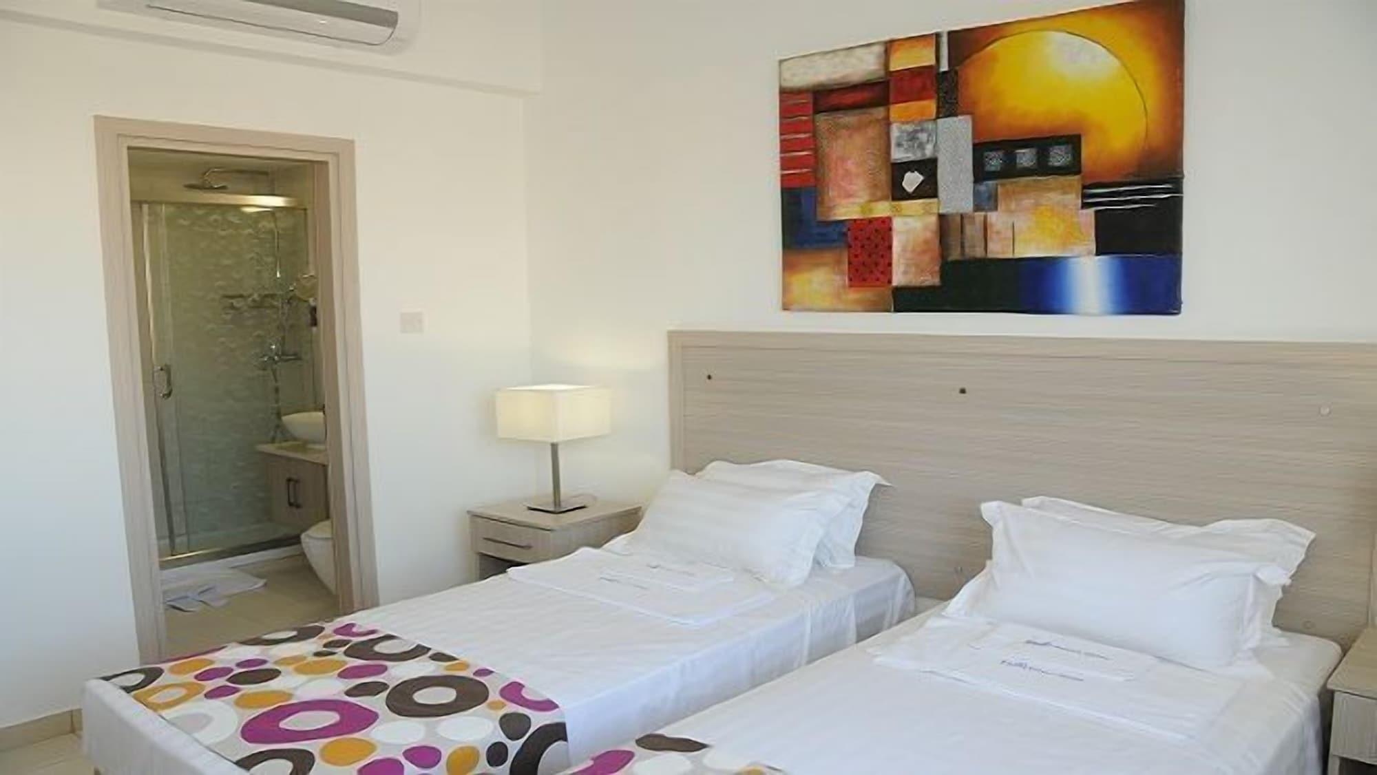 Frixos Suites Hotel Apartments Larnaca Dış mekan fotoğraf
