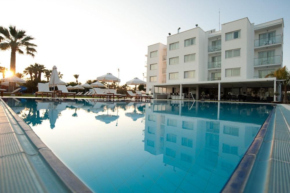 Frixos Suites Hotel Apartments Larnaca Dış mekan fotoğraf
