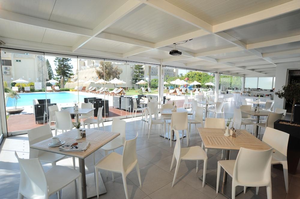 Frixos Suites Hotel Apartments Larnaca Dış mekan fotoğraf