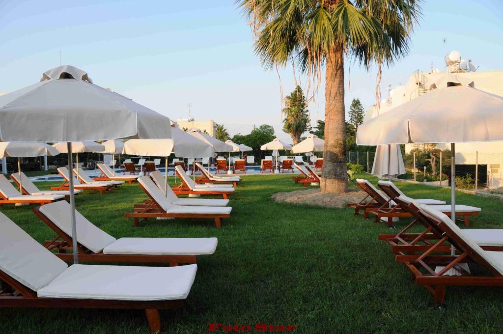 Frixos Suites Hotel Apartments Larnaca Dış mekan fotoğraf
