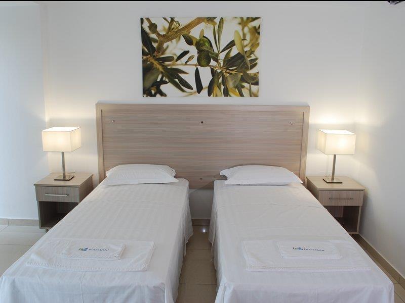 Frixos Suites Hotel Apartments Larnaca Dış mekan fotoğraf