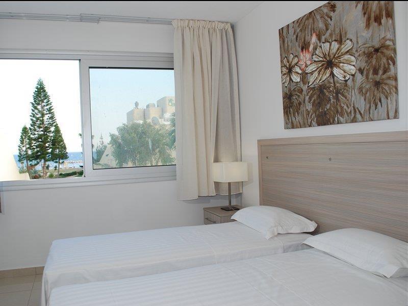 Frixos Suites Hotel Apartments Larnaca Dış mekan fotoğraf