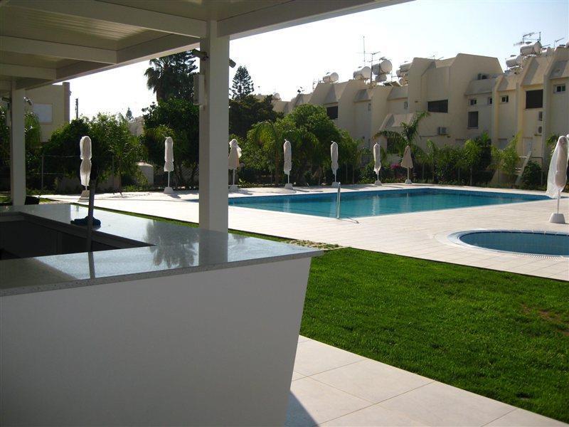 Frixos Suites Hotel Apartments Larnaca Dış mekan fotoğraf