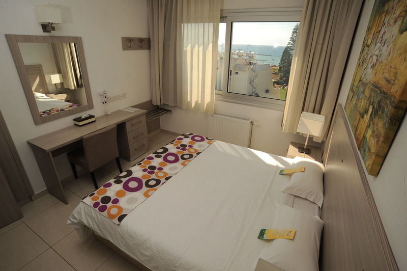 Frixos Suites Hotel Apartments Larnaca Dış mekan fotoğraf