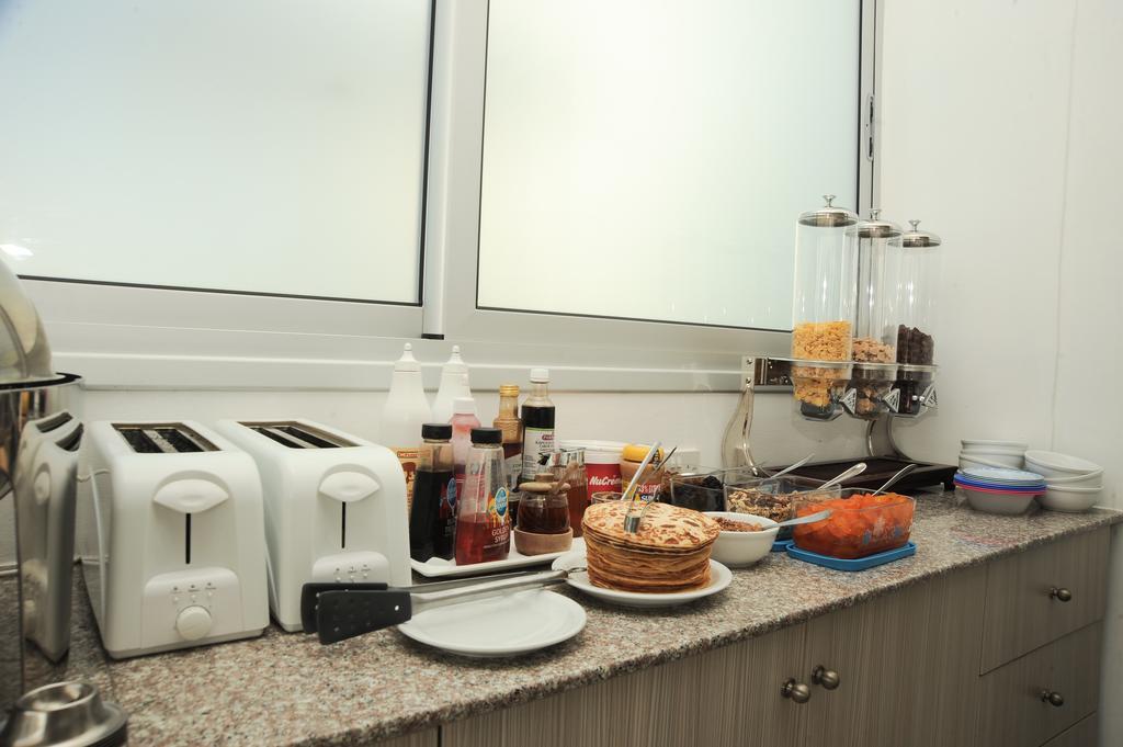 Frixos Suites Hotel Apartments Larnaca Dış mekan fotoğraf