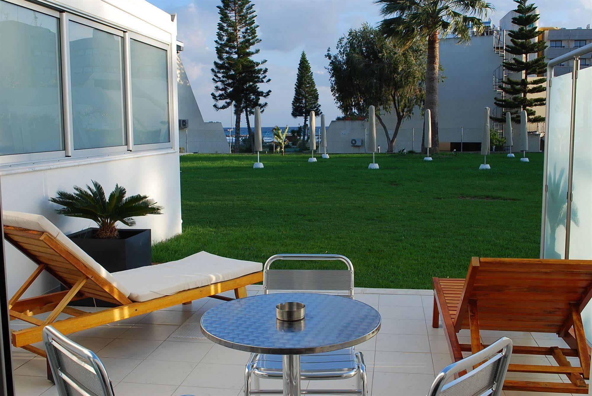 Frixos Suites Hotel Apartments Larnaca Dış mekan fotoğraf