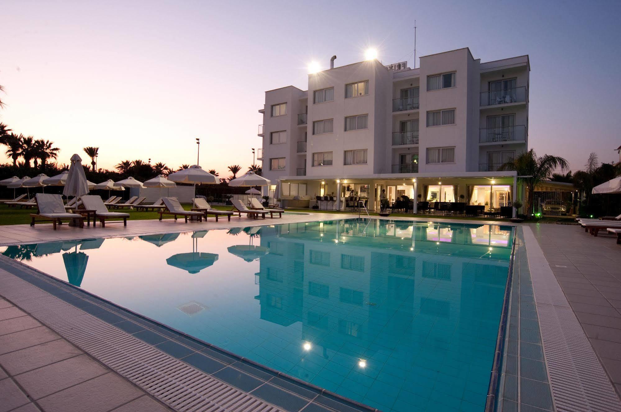 Frixos Suites Hotel Apartments Larnaca Dış mekan fotoğraf