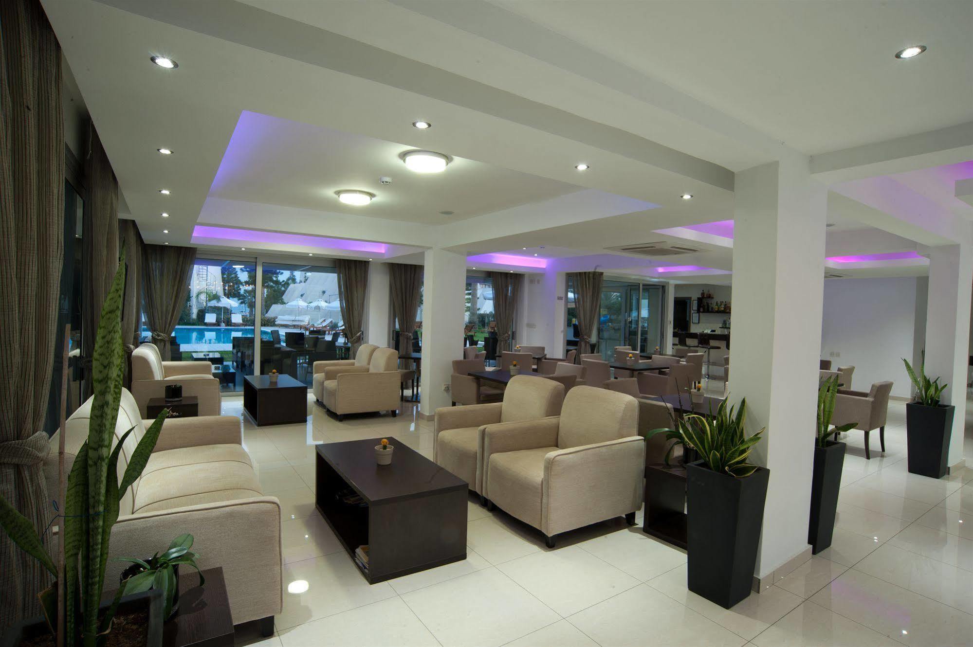 Frixos Suites Hotel Apartments Larnaca Dış mekan fotoğraf