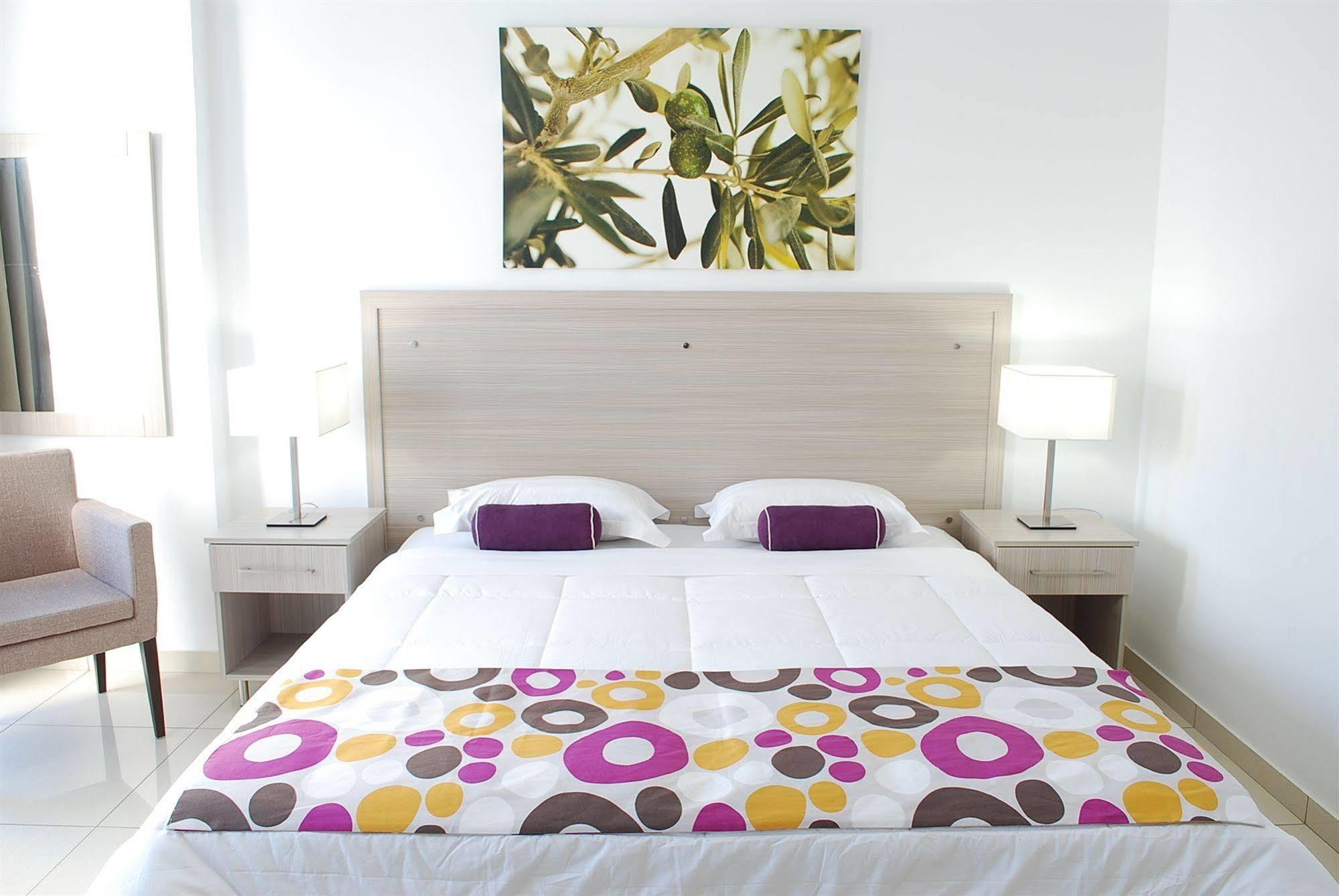 Frixos Suites Hotel Apartments Larnaca Dış mekan fotoğraf