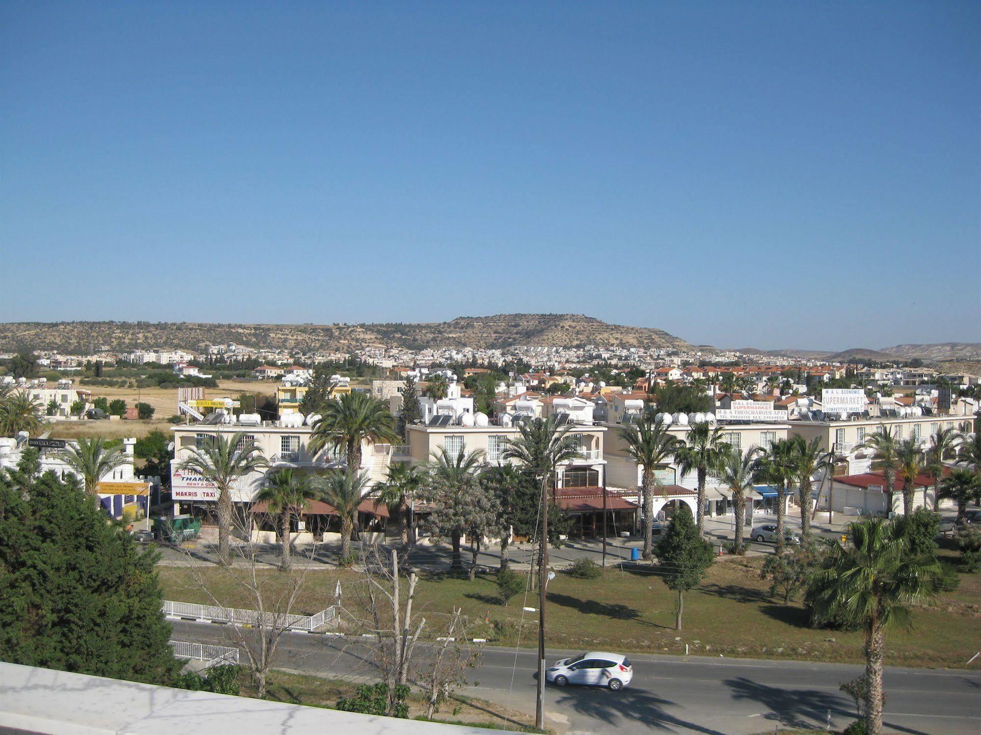 Frixos Suites Hotel Apartments Larnaca Dış mekan fotoğraf