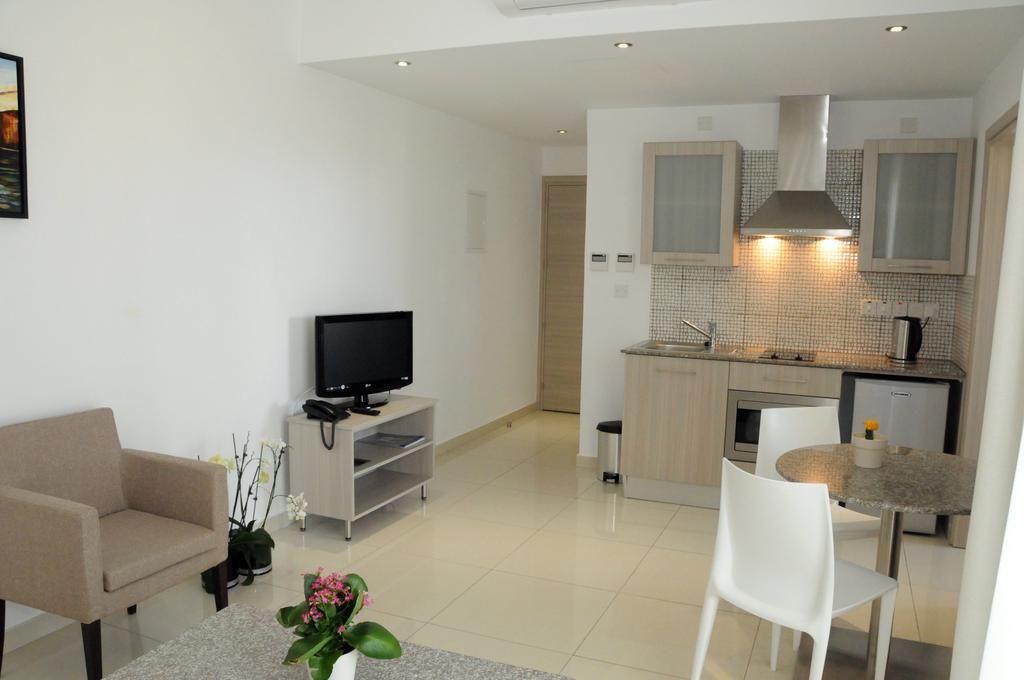 Frixos Suites Hotel Apartments Larnaca Dış mekan fotoğraf